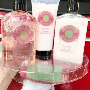 - DICKINS HAWTHORNE AUSTRAILIA RARE MARSHMELLOW CUPCAKE LOTION SET NIB